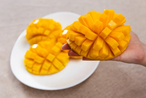 Juicy Pieces Diced Mango Fruit Disajikan Piring — Stok Foto