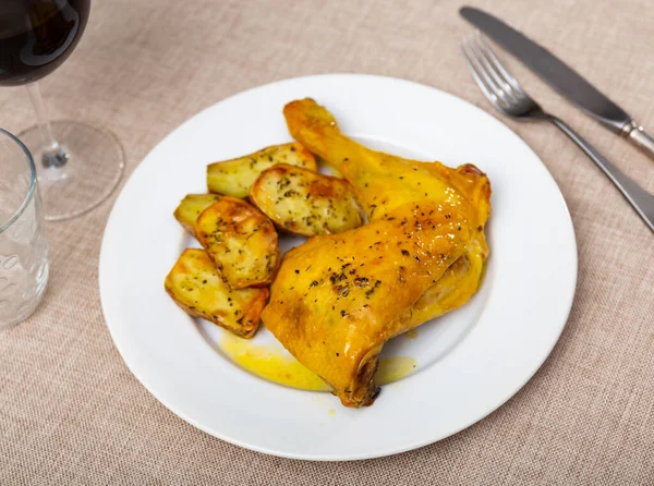 Τηγανητό Μπούτι Κοτόπουλο Καρυκευμένο Μπαχαρικά Και Σκόρδο Στο Δικό Του — Φωτογραφία Αρχείου