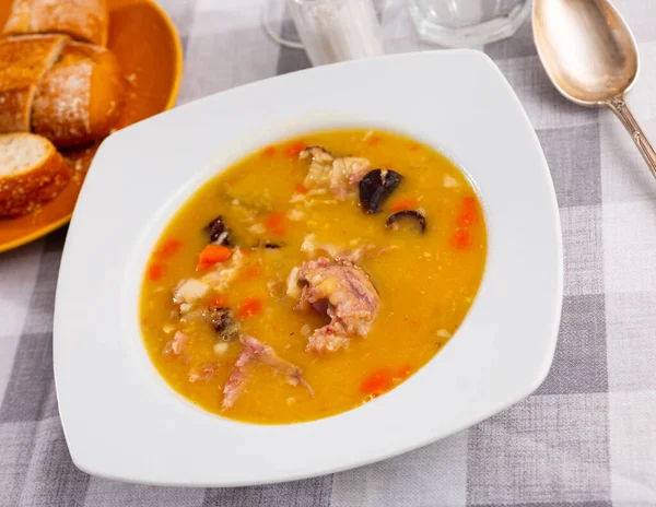 スモーク肉と野菜をボウルに入れて香りエンドウ豆のスープ — ストック写真