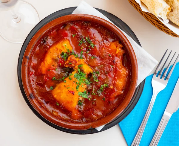Populär Spansk Torsk Med Sanfaina Sauteed Grönsaker Och Tomatsås — Stockfoto