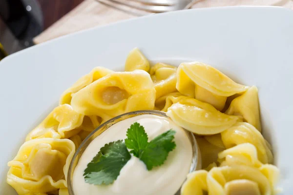 Closeup Freshly Boiled Ravioli Creamy Sauce Garnished Greens Served White — Stock Photo, Image