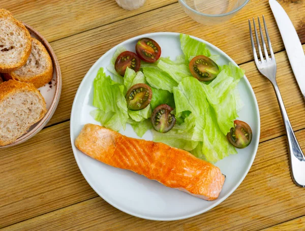 Appetitlich Gebackener Lachs Mit Frischem Salat Und Gemüse Auf Platte — Stockfoto