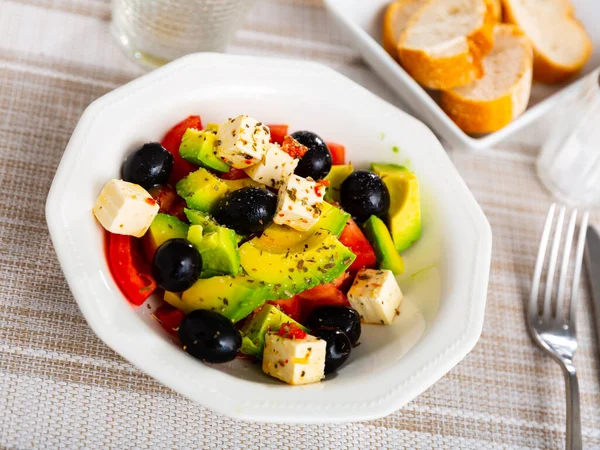 Akdeniz Mutfağı Avokadolu Vejetaryen Salatası Siyah Zeytin Peynir Domates Bir — Stok fotoğraf