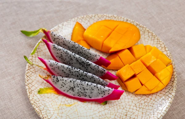 Ripe Mango Pieces Thin Slices Dragon Fruit Dished Plate — Stock Photo, Image