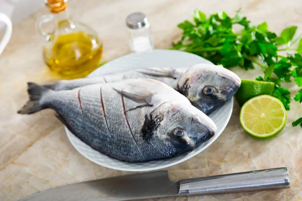 Doradofisk Serverad Med Grönkvist Och Saftig Lime — Stockfoto