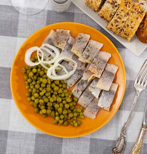 Delicious Sliced Herring Sprinkled Herbs Top Canned Green Peas Onions — Stock Photo, Image