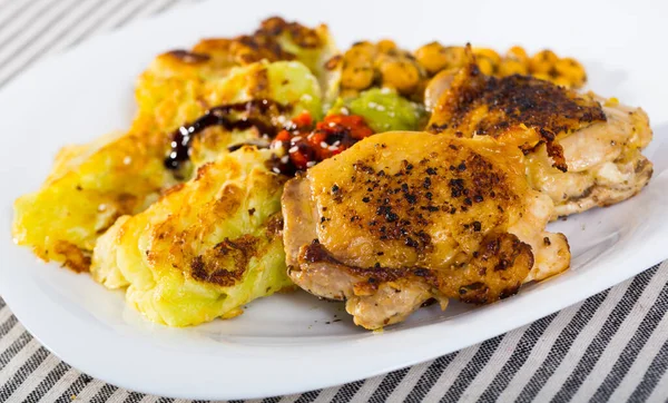 Deliciosos Muslos Pollo Asados Con Hojas Col Masa Garbanzos Salsas — Foto de Stock