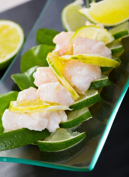 Limonlu Yeşillikli Cam Bir Tabakta Morina Balığından Nefis Deniz Ürünleri — Stok fotoğraf