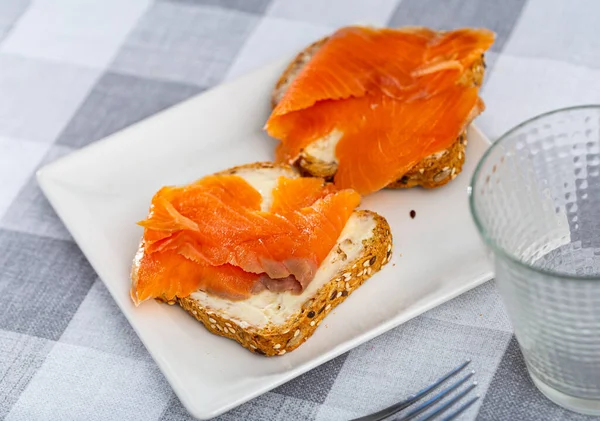 Plate Sandwich Made Bread Sesame Seeds Butter Salmon — Stock Photo, Image