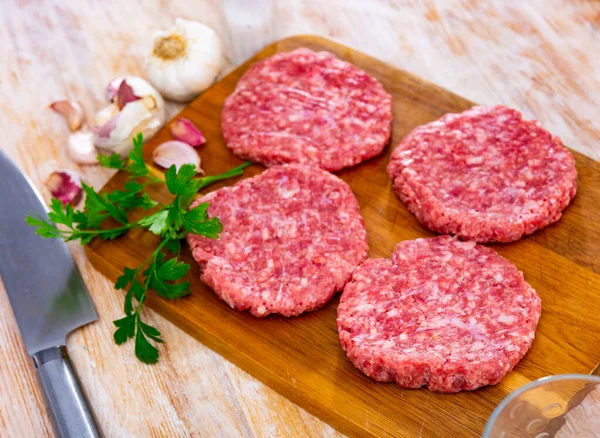 Raw Formed Hamburger Patties Ready Cooking Wooden Cutting Board Fresh — Stock Photo, Image