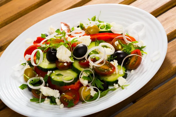 Traditionelles Balkangericht Shopska Salat Mit Gurken Tomaten Paprika Und Gesalzenem — Stockfoto