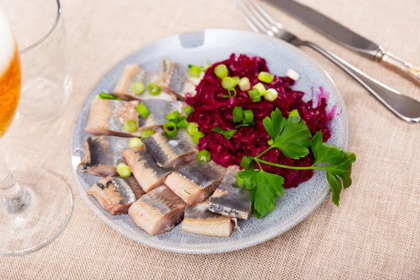 鲜嫩咸咸的鲱鱼片 配上甜菜 放在盘子里 — 图库照片