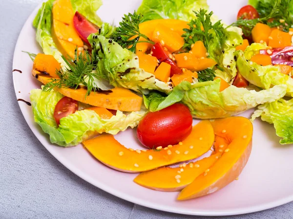 烤南瓜沙拉的图像 樱桃西红柿 芝麻放在盘子里 用橄榄油酱 柠檬和南瓜泥调味 — 图库照片