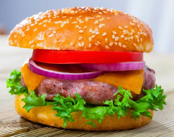 Předkrm Cheeseburger Grilovaným Hovězím Koláčem Čerstvou Zeleninou — Stock fotografie