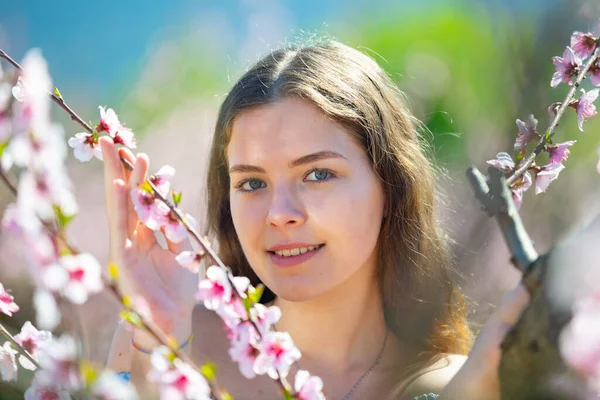 Портрет Молодой Улыбающейся Женщины Саду Цветущими Персиковыми Деревьями Высокое Качество — стоковое фото