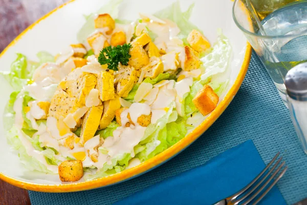Tavuk Marul Beyaz Sos Tost Ile Lezzetli Sezar Salatası — Stok fotoğraf