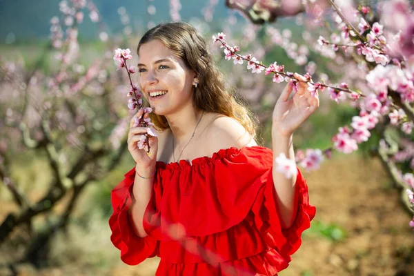 Šťastná Dívka Jarní Zahradě Broskev Červených Šatech — Stock fotografie