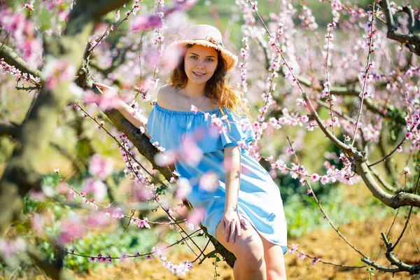 Attraktiv Amerikansk Kvinna Halmhatt Poserar Persikoträd Blommande Vårträdgård — Stockfoto