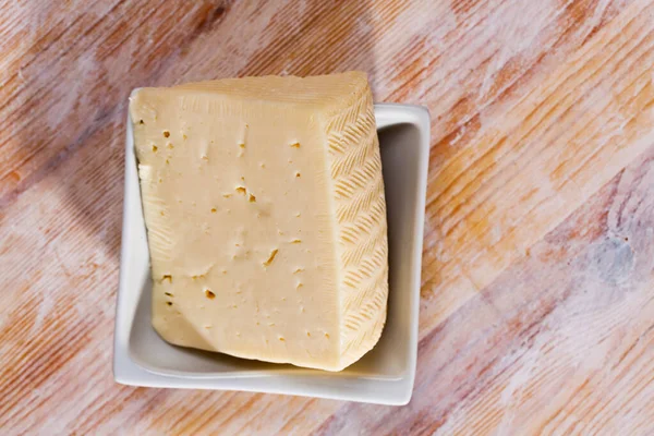 木製のテーブルの上に半柔らかいチーズのスライス 高品質の写真 — ストック写真
