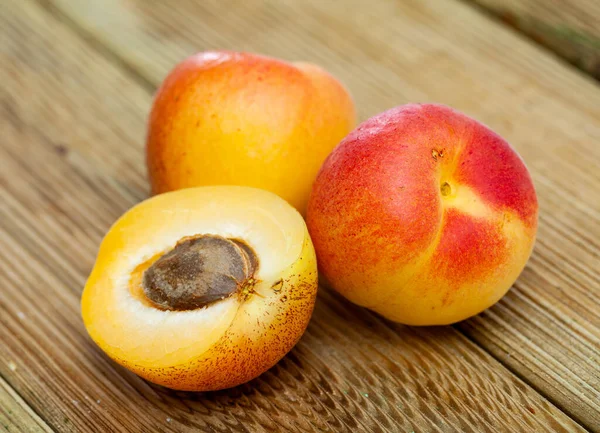 Abrikozen Fruit Houten Tafel Close Vitaminevruchten — Stockfoto