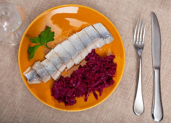 Lezzetli Tuzlu Ringa Dilimleri Tabakta Pancar Salatasıyla Güzelce Hazırlandı — Stok fotoğraf