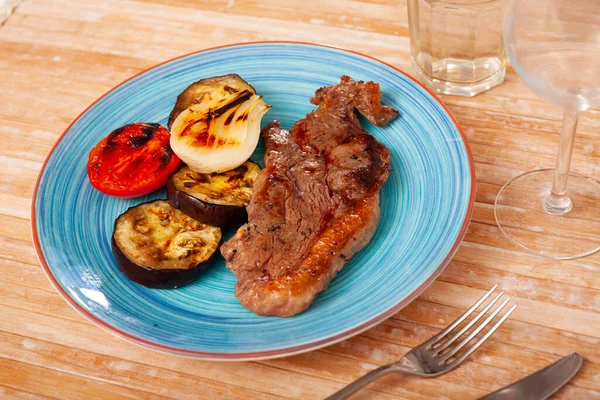 Tasty Fried Beef Steak Served Sliced Grilled Eggplants Onion Tomato — Stock Photo, Image