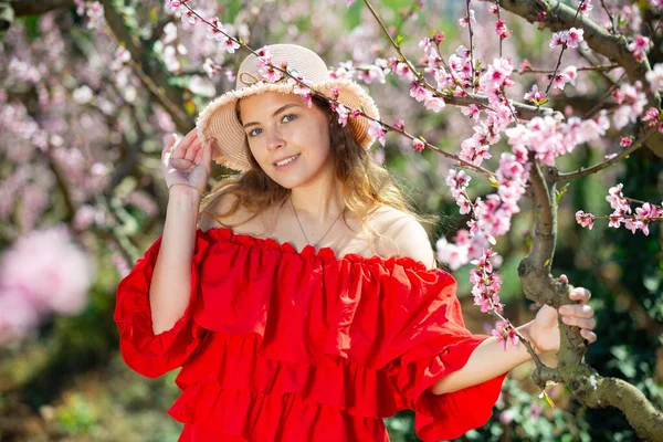Πορτρέτο Του Ευτυχισμένου Κοριτσιού Κόκκινο Φόρεμα Έναν Ανθισμένο Κήπο Άνοιξη — Φωτογραφία Αρχείου