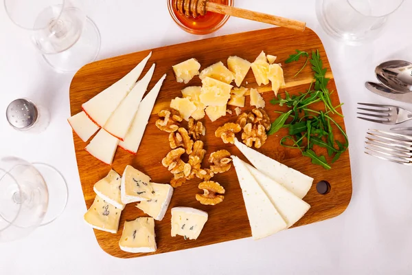 Various Types Sliced Cheese Served Wooden Chopping Board Honey Walnuts — Stock Photo, Image