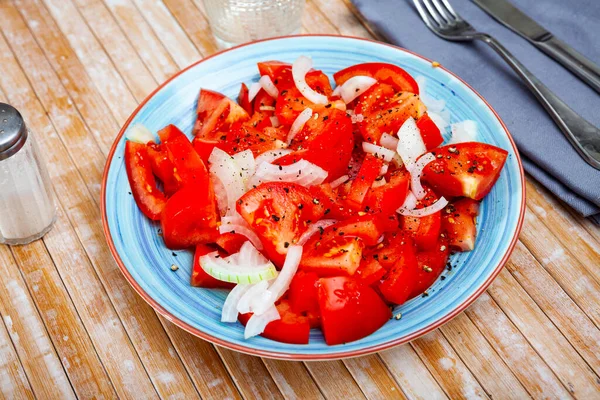 Läcker Grönsakssallad Med Tomat Och Lök Vit Tallrik — Stockfoto