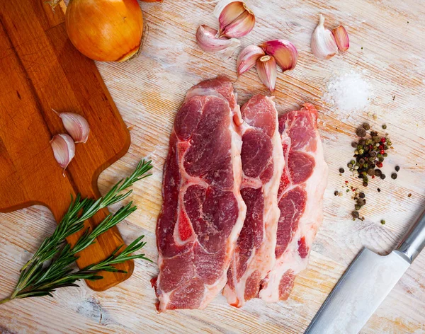 Preparation Raw Pork Shoulder Wooden Cutting Board — Stock Photo, Image