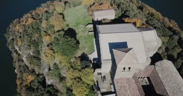 秋天的泰尔河上圣彼得 凯萨雷斯本笃会修道院的空中景观 高质量的4K镜头 — 图库视频影像