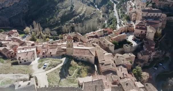 Schilderachtig Uitzicht Vanuit Lucht Het Heuvellandschap Spaanse Stad Albarracin Met — Stockvideo