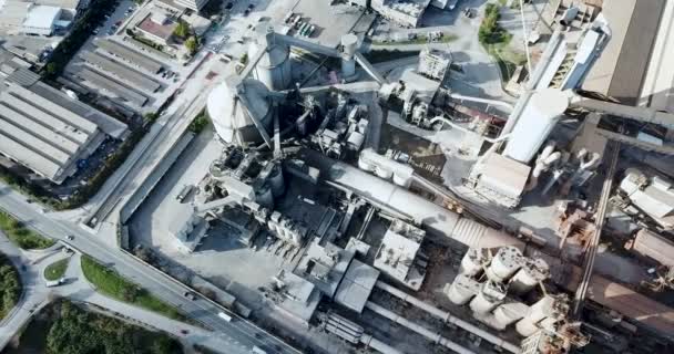 スペインのカタルーニャ州セメント工場工業地帯のドローンからの眺め 高品質4K映像 — ストック動画