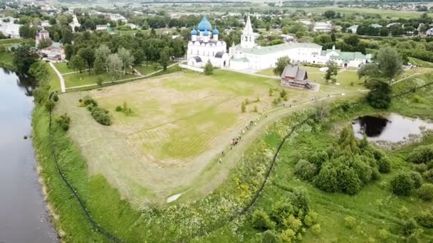 スズダルの中世ロシアの都市の最も古い部分 キリスト降誕大聖堂とスズダルクレムリンの空中ビュー 高品質4K映像 — ストック動画