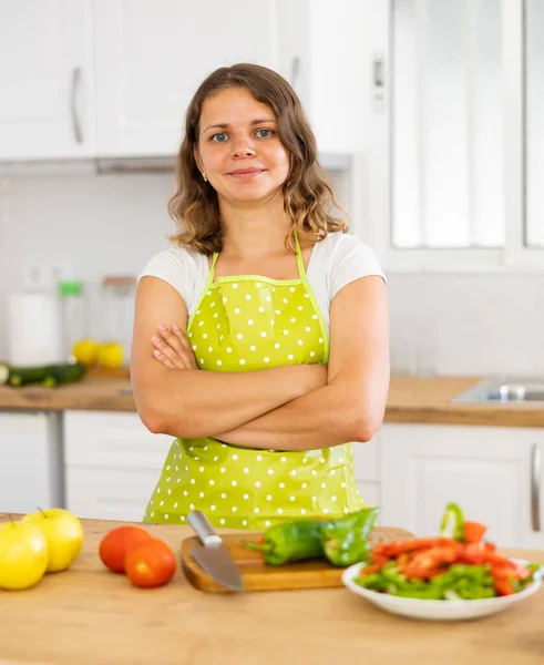 Mujer Positiva Usando Delantal Pie Mesa Cocina Mientras Prepara Ensalada —  Fotos de Stock