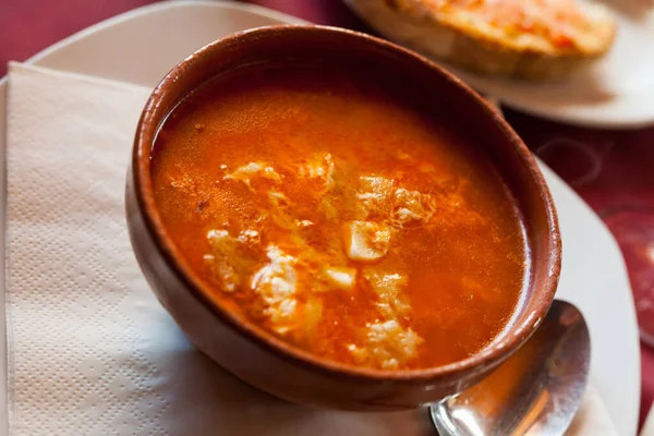 传统的卡斯蒂利亚农民式大蒜汤 用粘土碗盛 — 图库照片