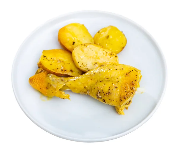 Pięknie Serwowane Danie Grillowanego Uda Kurczaka Smażonymi Ziemniakami Izolacja Białym — Zdjęcie stockowe