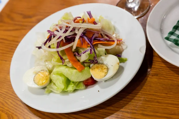 Eet Salade Met Wortels Uien Sla Spaanse Schotel — Stockfoto