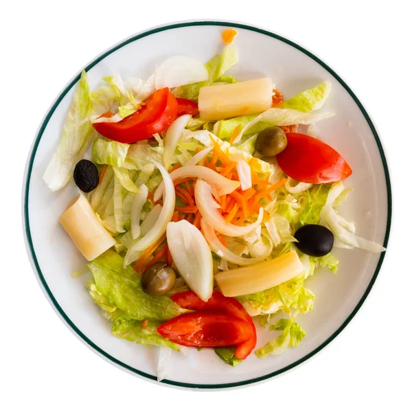 Köstlicher Sommersalat Mit Karotten Oliven Und Sellerie Isoliert Über Weißem — Stockfoto