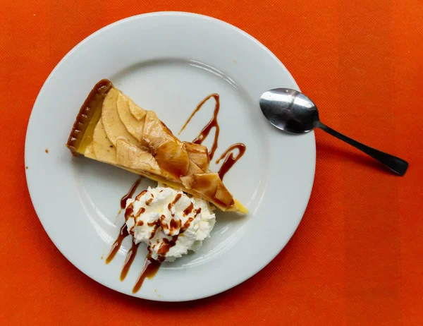 Piece Apple Pie Served Whipped Cream Caramel Sauce — Fotografia de Stock