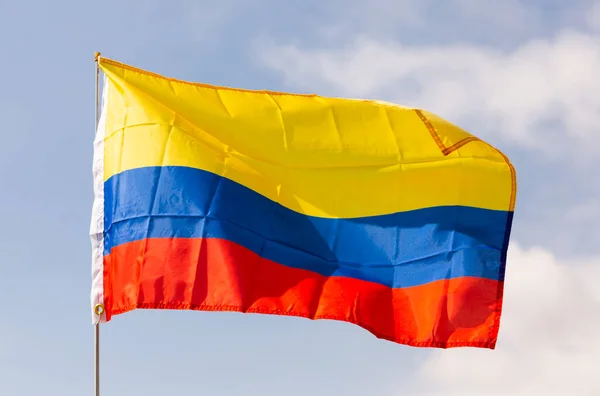 Bandeira Estado Colômbia Agita Contra Céu — Fotografia de Stock