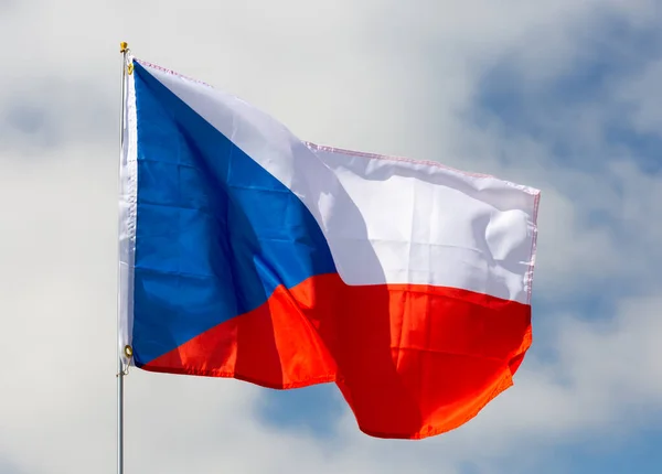 捷克共和国国旗 蓝色三角形 两条白色和红色相等的带子 在阳光灿烂的日子里 旗杆上飘扬 与多云的天空相映成趣 代表着国家的历史 文化和民族特性 — 图库照片