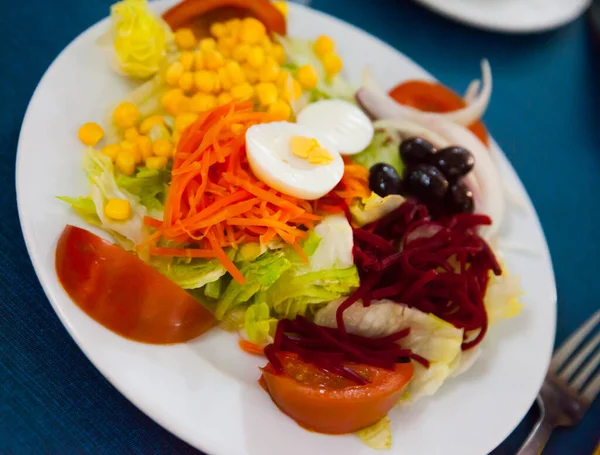 Meng Salade Met Groenten Pruimen Gekookte Bieten Sla Niemand — Stockfoto