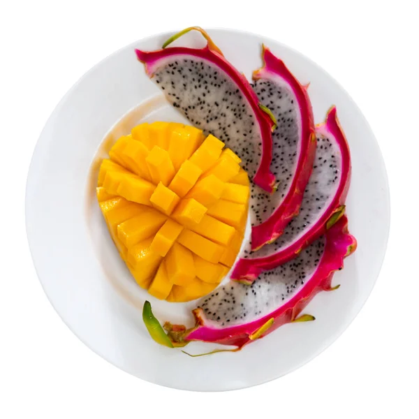 Two Pieces Ripe Mango Thin Pieces Pitaya Served Plate Isolated — Stock Photo, Image
