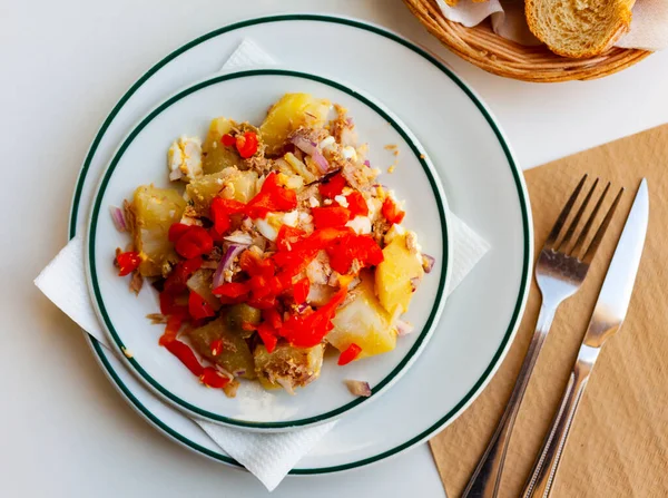 Salade Pommes Terre Colorée Avec Poivron Rouge Frit Thon Conserve — Photo