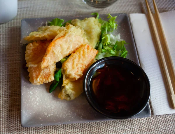 レタス ソース 箸で提供されるおいしい揚げ野菜の天ぷらの閉鎖 — ストック写真