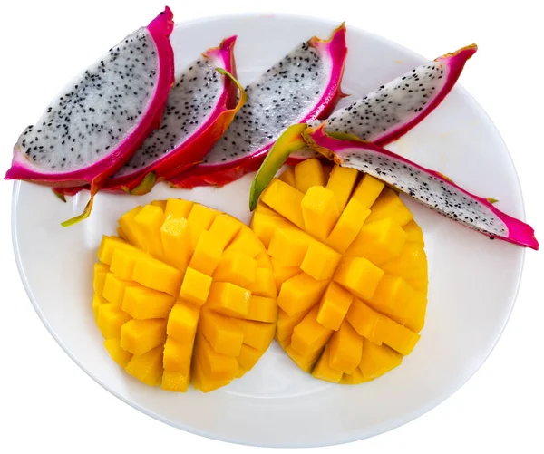 Olgun Mango Parçaları Tabakta Küçük Ejderha Meyveleri Beyaz Arkaplan Üzerinde — Stok fotoğraf