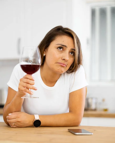 Ung Kvinna Med Glas Rött Vin Köket Ser Sorgligt Skärmen — Stockfoto