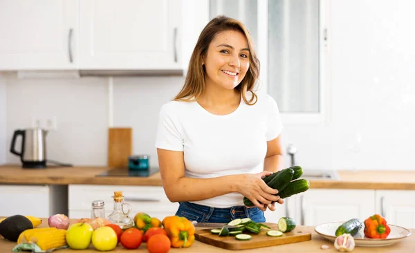 Młoda Uśmiechnięta Kobieta Sieka Warzywa Kuchni Domowej Przygotowując Wegańskie Danie — Zdjęcie stockowe