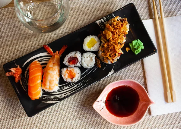 伝統的に酢漬け生姜 わさび 醤油などの寿司が出されている 日本料理 — ストック写真
